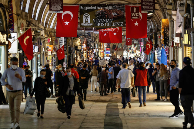 Aktivitas di Grand Bazaar abad ke-15 yang ikonik di Istanbul