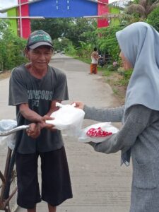 pembagian nasi kotak kepada masyarakat sekitar lingkungan Pondok Pesantren Mumtaza