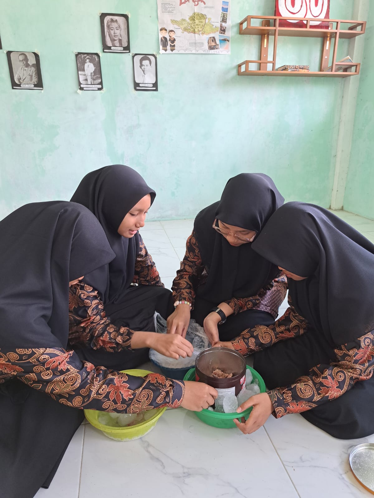 JIKA KAMU INGIN MEMBAHAGIAKAN SEMUA ORANG, JADILAH PENJUAL ES KRIM JIKA KAMU INGIN MEMBAHAGIAKAN SEMUA ORANG, JADILAH PENJUAL ES KRIM